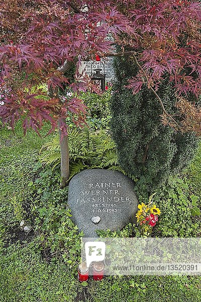 Grab von Rainer Werner Fassbinder 1945-82 Regisseur und Schriftsteller Friedhof der Katholischen Filialkirche St. Georg Bogenhausen München Oberbayern Bayern Deutschland Europa