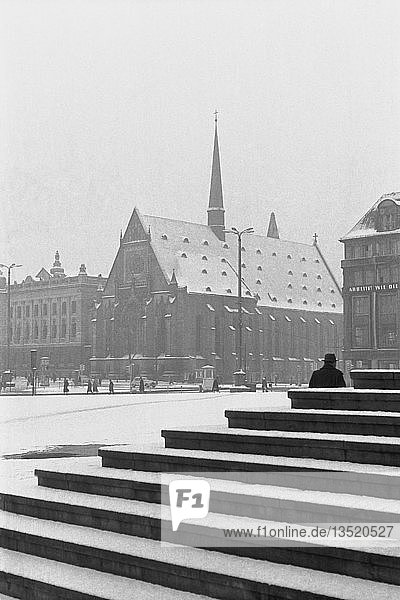 Universitätskirche abgerissen 1968 Winter 1960 Karl-Marx-Platz heute Augustusplatz Leipzig Sachsen DDR Deutschland Europa