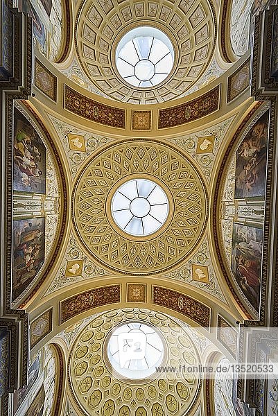 Innenraum  Decke der Eremitage  Winterpalast  St. Petersburg  Russland  Europa