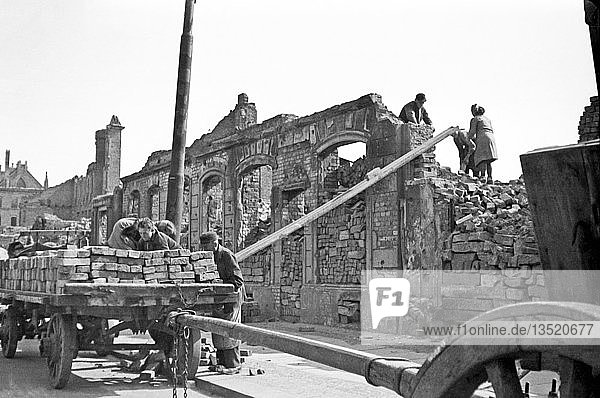 Beseitigung der Trümmer und Bergung von Baumaterialien 1947 Katharinenstraße Leipzig Sachsen DDR Deutschland Europa