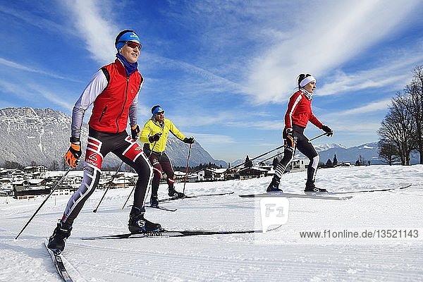 Skilangläufer  Langlaufzentrum Angerberg  Wörgl  Kitzbüheler Alpen  Tirol  Österreich  Europa