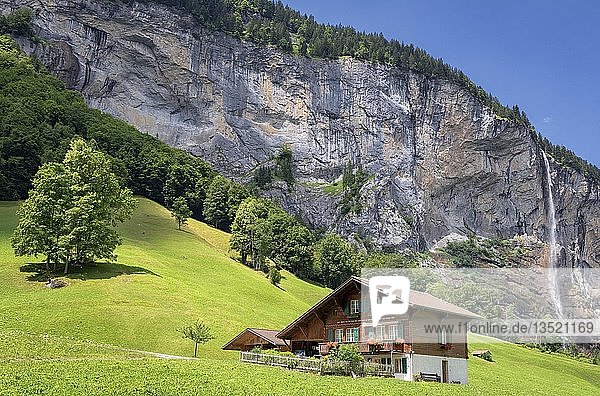 Ansicht Bauernhof nahe Lauterbrunnen  dahinter Staubbach Wasserfall  Interlaken-Oberhasli  Bern  Schweiz  Europa