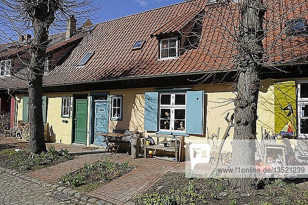 Restaurierte Häuser auf dem Gelände des Johanniterklosters  historischer Stadtkern  Stralsund  UNESCO-Welterbe  Mecklenburg-Vorpommern  Deutschland  Europa  PublicGround  Europa