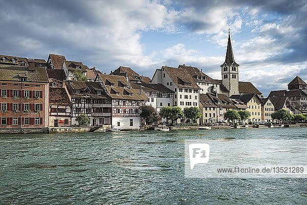 Blick vom deutschen Rheinufer auf die Altstadt von Diessenhofen im Kanton Thurgau  Schweiz  Europa