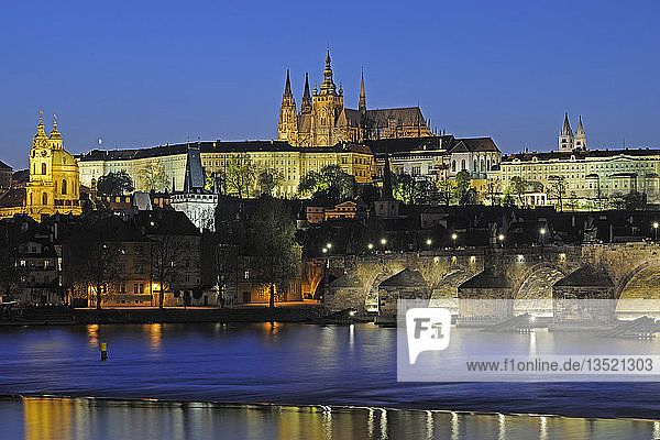 Nachtansicht  Blick auf die Moldau  die Karlsbrücke und den Veitsdom  UNESCO-Weltkulturerbe  Prag  Böhmen  Tschechische Republik  Europa