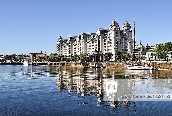 Alte Speicherstadt mit Hafenspeicher  Havnelageret  am Oslofjord  Oslo  Norwegen  Europa