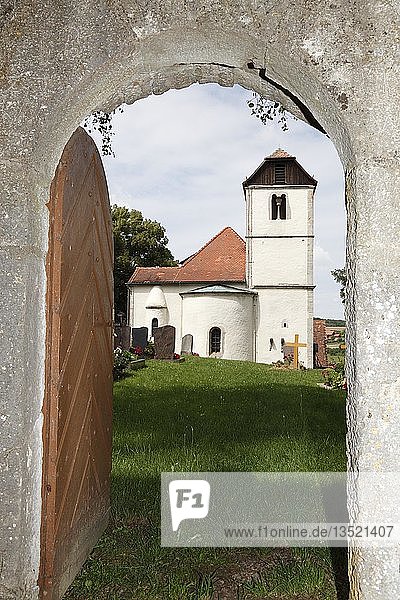 Blick durch das Eingangstor zum Friedhof der ehemaligen Wallfahrtskapelle St. Ulrich  eine der wenigen erhaltenen spätromanischen Achteckkapellen in Süddeutschland  erbaut kurz nach 1200  Standorf  Creglingen  Baden-Württemberg  Deutschland  Europa