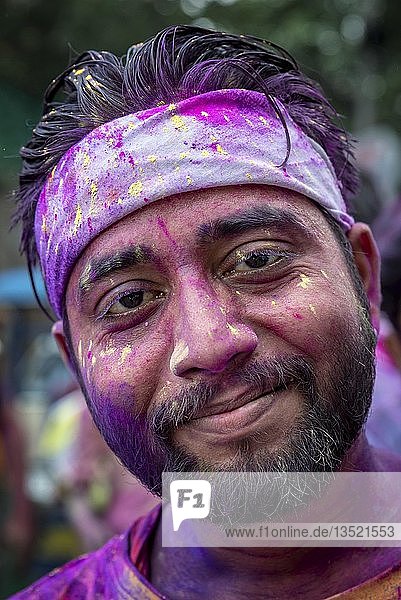 Mann feiert beim Holi-Festival  Porträt  Alt-Delhi  Delhi  Indien  Asien