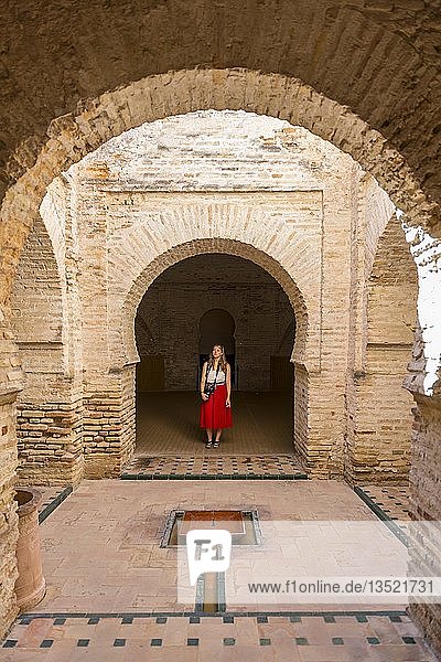 Frau mit rotem Kleid  Arabische Bäder  Alcázar de Jerez  Jerez de la Frontera  Provinz Cádiz  Andalusien  Spanien  Europa