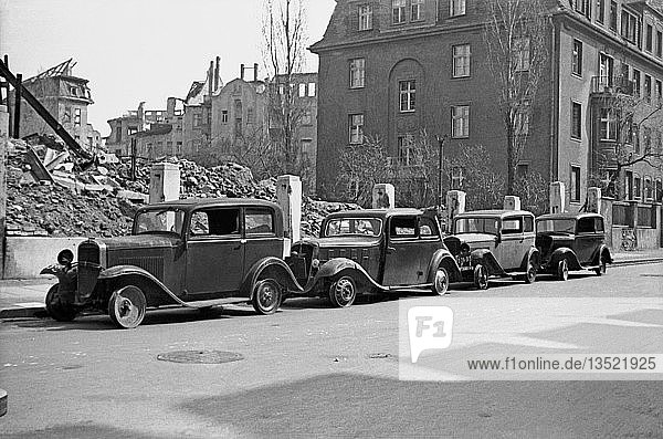 Mangelwirtschaft  Autos ohne Reifen  1947  Leipzig  Sachsen  DDR  Deutschland  Europa