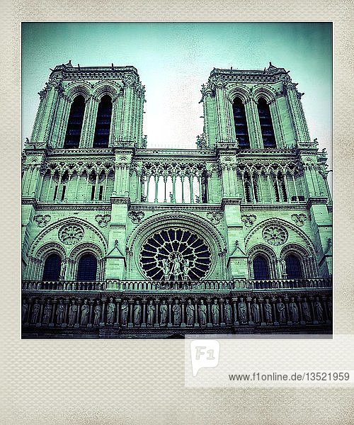 Vintage Polaroidfoto der Fassade der Kathedrale Notre Dame, Paris, Frankreich, Europa