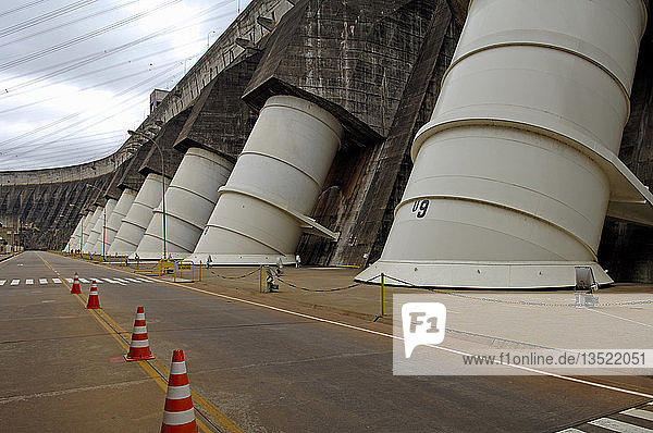 Wasseraufnahme des Itaipu-Kraftwerks  des größten Wasserkraftwerks der Welt zwischen Paraguay und Brasilien