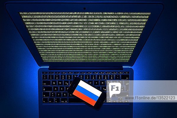 Smartphone mit russischer Flagge auf Computertastatur  Symbolbild Cybercrime  Hackerangriff  Baden-Württemberg  Deutschland  Europa