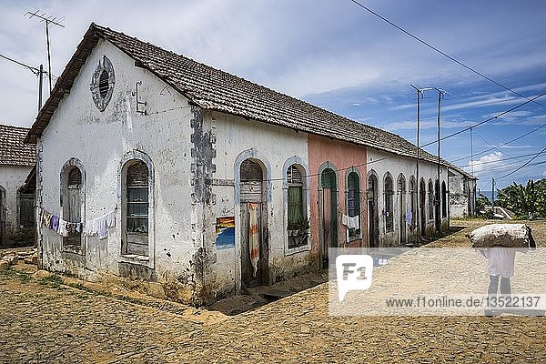 Noch heute genutzte Wohngebäude aus der Kolonialzeit  Roça Água Ize  Insel São Tomé  São Tomé und Príncipe