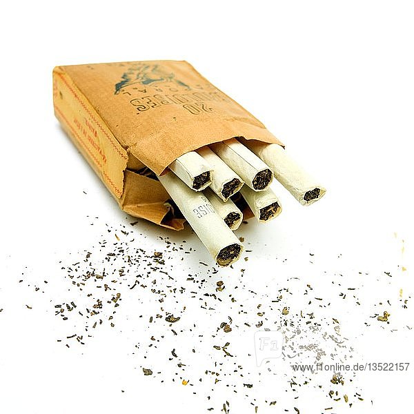 Alte Packung Gauloises typisch französische Zigaretten weißer Hintergrund Freisteller Frankreich Europa