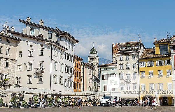 Bunte Häuser am Domplatz  Piazza del Duomo  Altstadt  Trient  Trentino  Südtirol  Italien  Europa