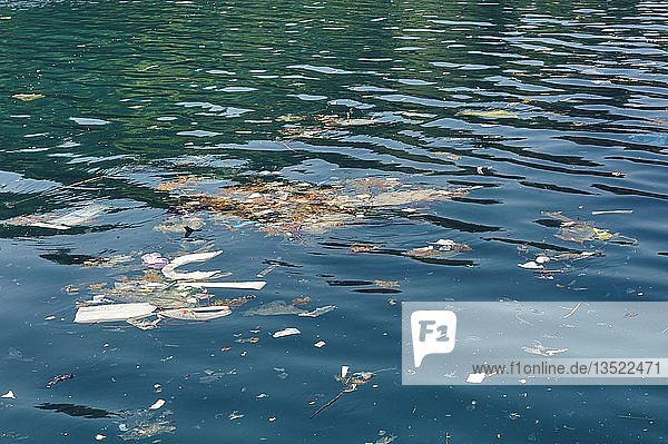 Auf der Wasseroberfläche treibender Müllteppich vor der kroatischen Küste  Kroatien  Europa