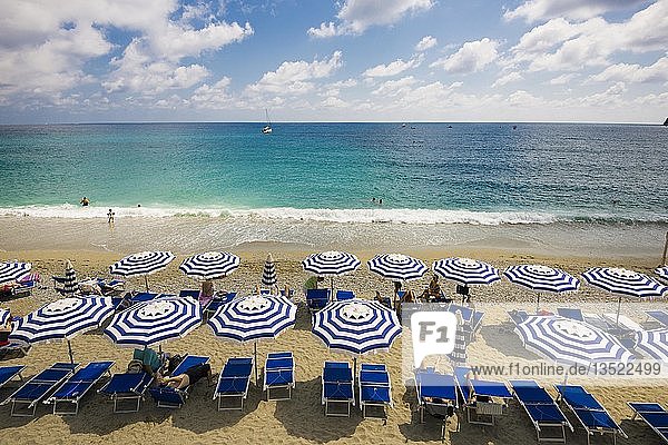 Sandstrand und bunte Sonnenschirme  Monterosso al Mare  Cinque Terre  Provinz La Spezia  Ligurien  Italien  Europa