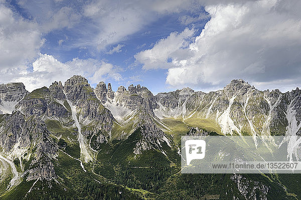 Blick von der Aussichtsplattform Kreuzjoch  2139 m  von links nach rechts  Stubaier Dolomiten  Kalkkögel  Steingrubenkogel  Schlicker Zinnen und Hochtennspitze  Tirol  Österreich  Europa