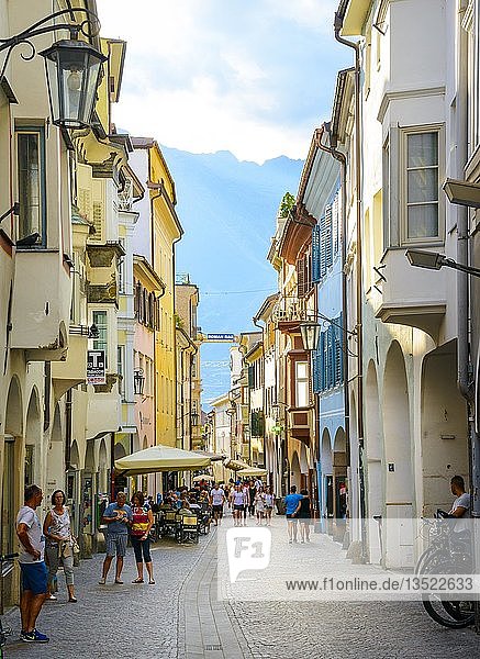 Laubengasse  Via Portici in der Altstadt von Meran  Trentino  Südtirol  Italien  Europa