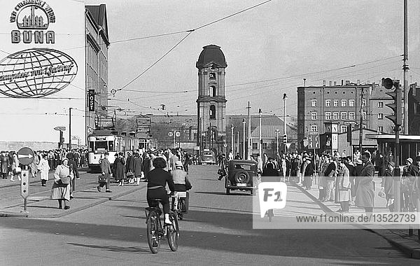 Straßenszene  Blick auf den Turm der Johanniskirche  1960  Karl-Marx-Platz heute Augustusplatz  Leipzig  Sachsen  DDR  Deutschland  Europa