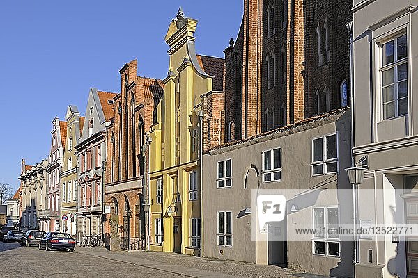 Straße mit restaurierten historischen Gebäuden in der Altstadt von Stralsund  UNESCO-Welterbe  Mecklenburg-Vorpommern  Deutschland  Europa  PublicGround  Europa