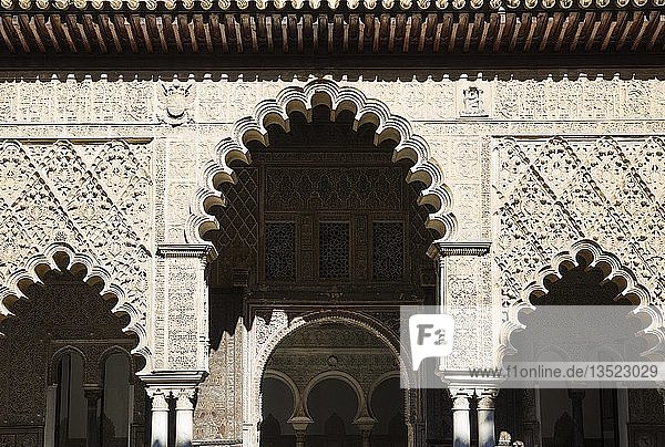 Künstlerische maurische Fassade im Patio de Las Doncellas Hof der Mädchen Alcazar von Sevilla Sevilla-Provinz Andalusien Spanien Europa