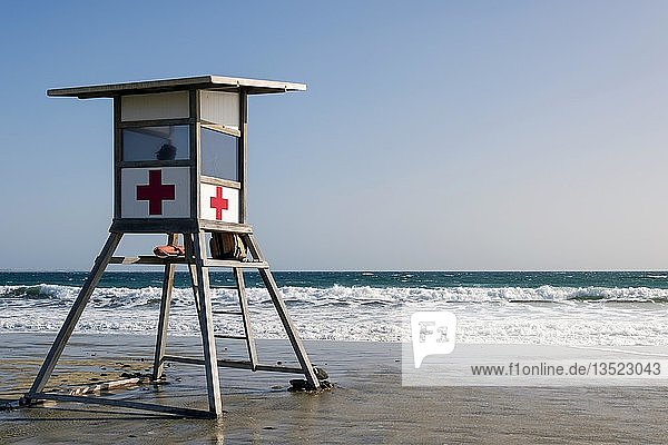 Rettungsschwimmerturm des Cruz Roja  des spanischen Roten Kreuzes  am Strand von Maspalomas  Playa del Ingles  Gran Canaria  Kanarische Inseln  Spanien  Europa