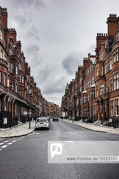 Straße mit roten Backsteinhäusern  London  England