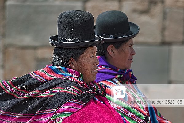Indigene Frauen (chola  cholita) in landestypischer Kleidung (pollera  Überrock und Schal  manta) mit typischem Hut (Melone  bombin)  Tihuanaku  Tiawanacu  Tiahuanaco  UNESCO-Weltkulturerbe  Provinz Ingavi  La Paz  Bolivien  Südamerika