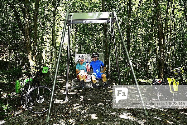 Swing at the Vils with cyclists  Vilshofen  Ostbayern  Niederbayern  Bavaria  Germany  Europe