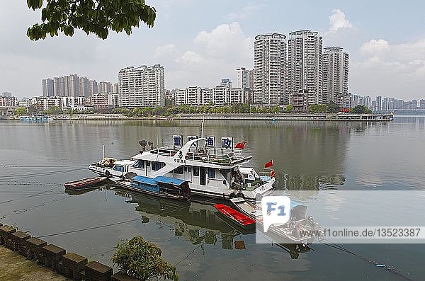 Blick vom Fischerdorf Diao Yu Cheng auf Ausflugsboot und Wohnhochhäuser  Provinz Chongqing  China  Asien