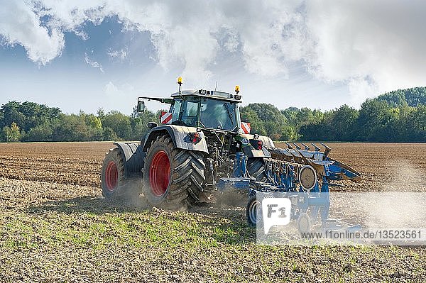 Traktor mit Pflug auf einem Feld  Grevenbroich  Nordrhein-Westfalen  Deutschland  Europa