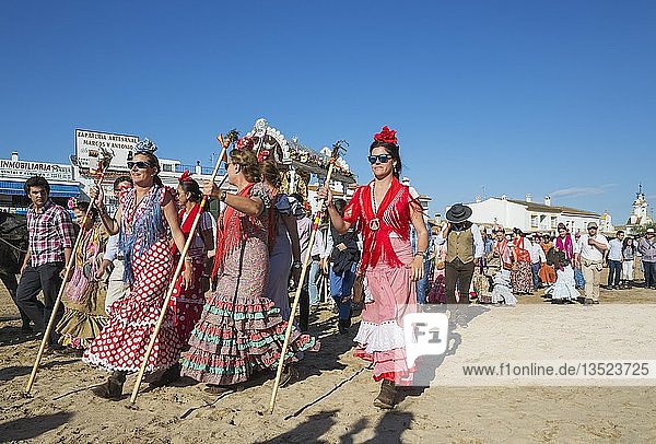 Frauen in bunten Kleidern Pfingsten Wallfahrt von EL Rocio Huelva-Provinz Andalusien Spanien Europa