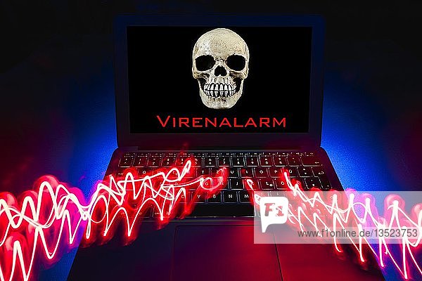 Laptop mit Totenkopf am Bildschirm Symbolbild Malware Virenalarm Computerkriminalität Datenschutz Baden-Württemberg Deutschland Europa