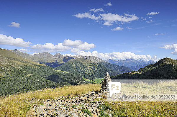 Steinhaufen entlang der Timmelsjoch Hochalpenstraße mit Blick auf das Pustertal  Trentino  Südtirol  Italien  Europa