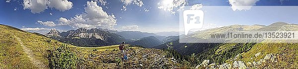 360° Panoramablick von der Aferer Alm auf dem Plosen  mit der Afer Geisler Gruppe und dem Peitlerkofel  Würzjochkamm  Villnösstal  Dolomiten  Provinz Bozen  Italien  Europa