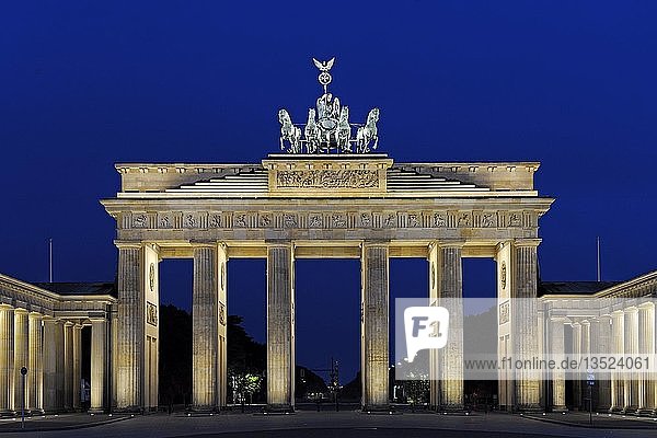Brandenburger Tor in den frühen Morgenstunden  Berlin  Deutschland  Europa