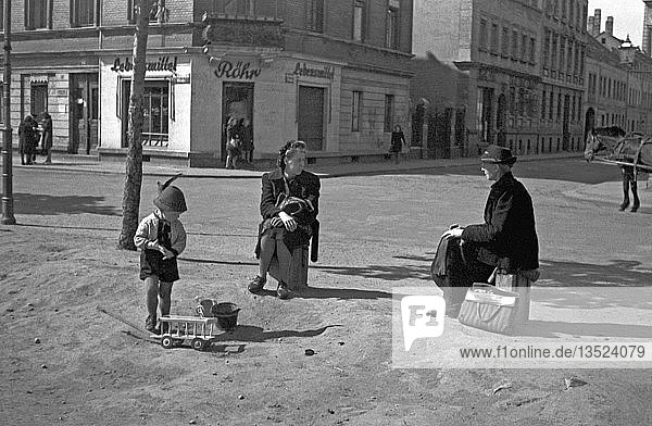 Zwei Frauen mit einem Kind unterhalten sich auf der Straße 1947 Leipzig Sachsen DDR Deutschland Europa