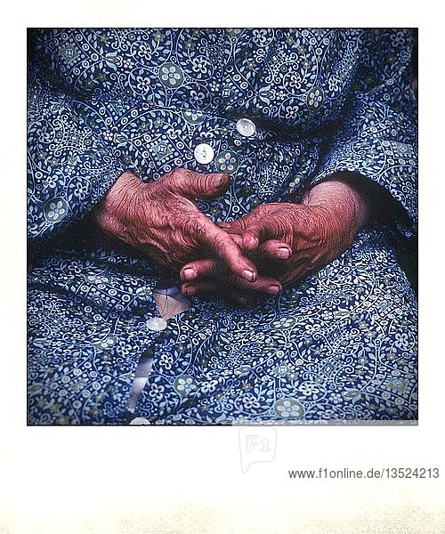 Polaroidfoto Hände einer älteren Frau Frankreich Europa