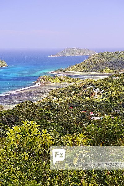 Blick auf den Strand und die Bucht von Port Glaud  Insel Mahe  Westküste  Seychellen  Afrika