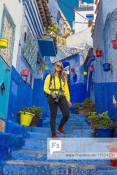 Junge Frau in der Altstadt  Blaue Hauswände  Medina von Chefchaouen  Chaouen  Tanger-Tétouan  Marokko  Afrika