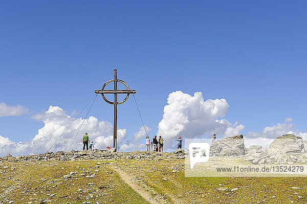 Gipfelkreuz mit Touristen auf dem 2248 m hohen Patscherkofel in den Tuxer Alpen Tirol Republik Österreich Europa