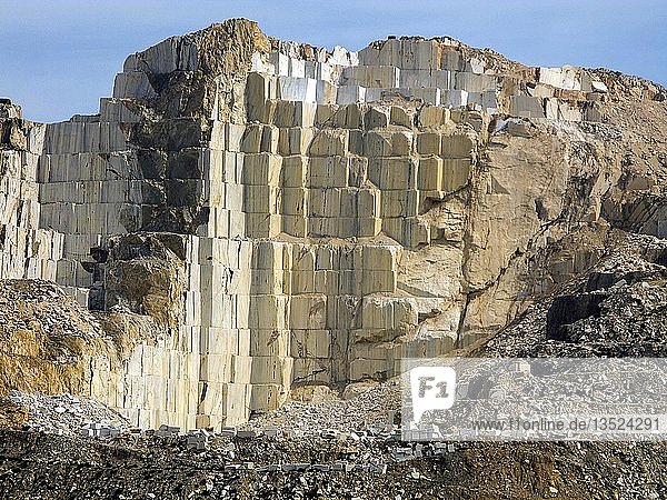 Stufenförmiger Abbau von Marmor im Marmorsteinbruch bei Kinidaros Insel Naxos Kykladen Ägäis Griechenland Europa