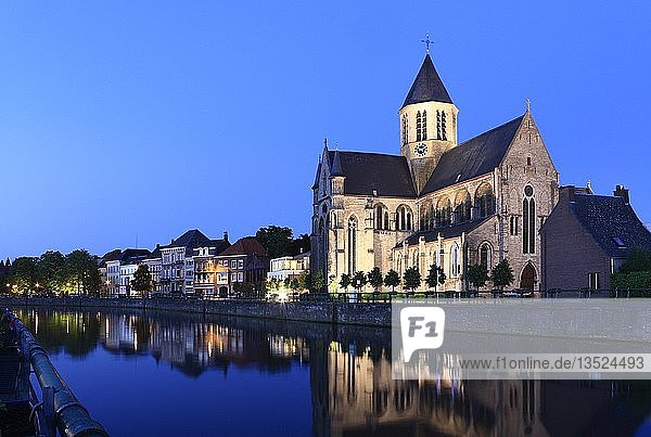 Onze-Lieve-Vrouwekerk van Pamele an der Schelde  Kirche Unserer Lieben Frau von Pamele  Schelde Gotik  Nachtszene  Oudenaarde  Flandern  Belgien  Europa