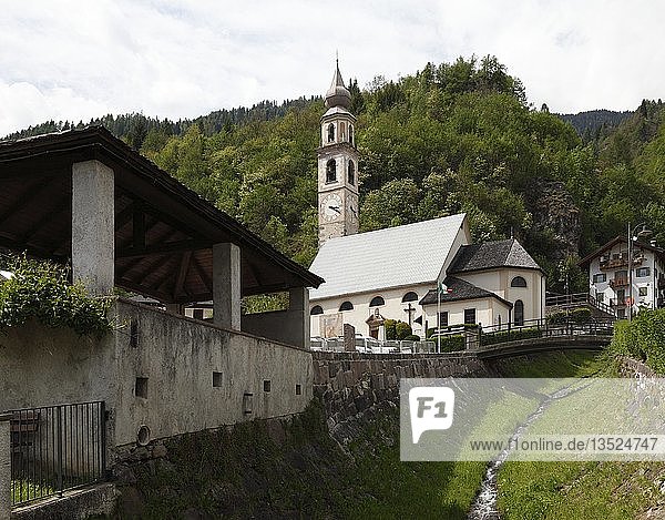 Kirche St. Peter und Paul  Imèr  Primiero-Tal  Valle del Primiero  Dolomiten  Trentino-Südtirol  Italien  Europa