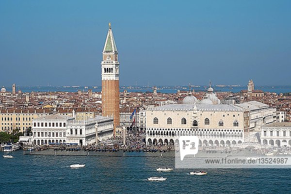 Blick auf den Markusplatz  Piazza San Marco  mit Dogenpalast  Palazzo Ducale und Campanile  Venedig  Venetien  Italien  Europa