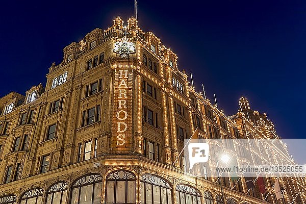 Beleuchtetes Kaufhaus Harrods  Nachtszene  London  Großbritannien