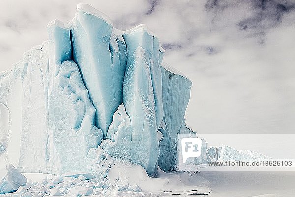 Eisberg vom gefrorenen Fjord aus gesehen  Baffininsel  Davis Straight Küste  Nunavut  Kanada  Nordamerika