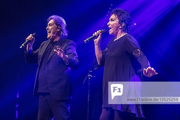 Die italienische Popgruppe Ricchi e Poveri mit Sängerin Angela Brambati und Sänger Angelo Sotgiu live bei der Schlagernacht  Luzern  Schweiz  Europa